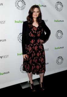 Emily Deschanel feet photo thumbnail