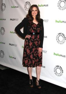 Emily Deschanel feet photo thumbnail