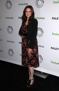 Emily Deschanel feet photo thumbnail
