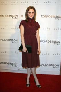Emily Deschanel feet photo thumbnail