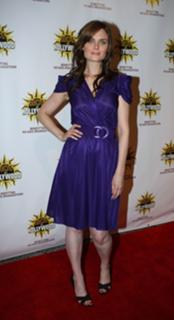 Emily Deschanel feet photo thumbnail