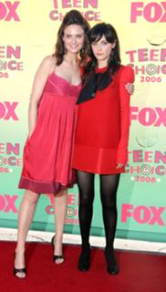 Emily Deschanel feet photo thumbnail