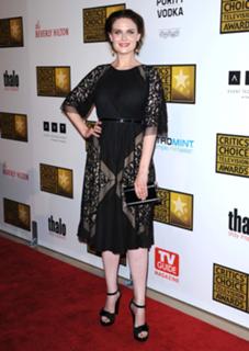 Emily Deschanel feet photo thumbnail