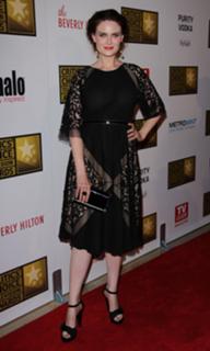 Emily Deschanel feet photo thumbnail