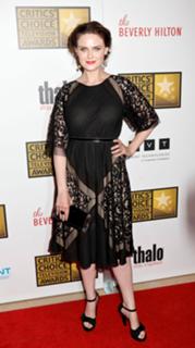 Emily Deschanel feet photo thumbnail