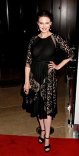 Emily Deschanel feet photo thumbnail