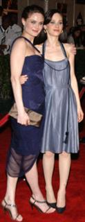 Emily Deschanel feet photo thumbnail