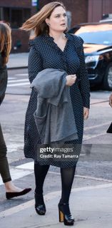 Emily Deschanel feet photo thumbnail