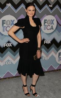 Emily Deschanel feet photo thumbnail