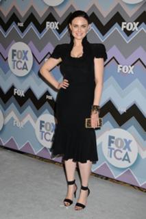 Emily Deschanel feet photo thumbnail
