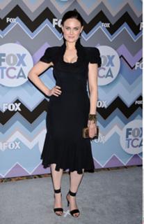 Emily Deschanel feet photo thumbnail