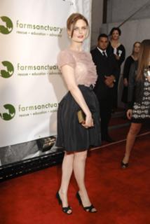 Emily Deschanel feet photo thumbnail