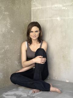 Emily Deschanel feet photo thumbnail