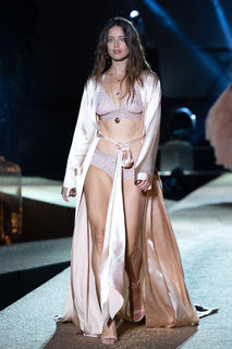 Emily DiDonato feet photo thumbnail