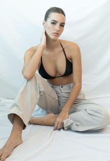 Emily Feld feet photo thumbnail