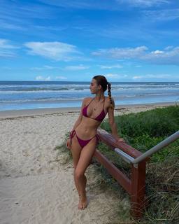 Emily Feld feet photo thumbnail