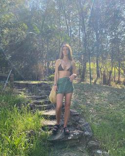 Emily Feld feet photo thumbnail