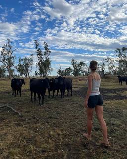 Emily Feld feet photo thumbnail