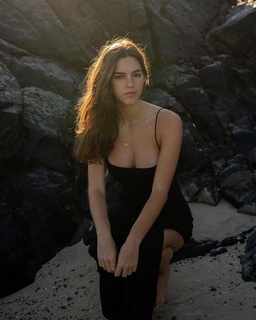 Emily Feld feet photo thumbnail