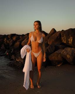 Emily Feld feet photo thumbnail