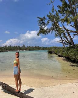 Emily Feld feet photo thumbnail