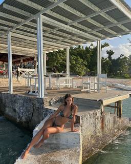 Emily Feld feet photo thumbnail