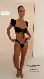 Emily Feld feet photo thumbnail