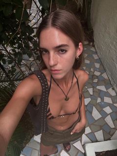 Emily Feld feet photo thumbnail