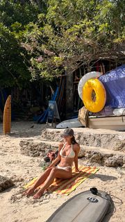 Emily Feld feet photo thumbnail