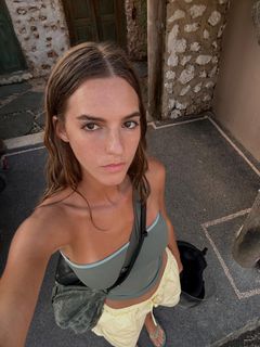 Emily Feld feet photo thumbnail