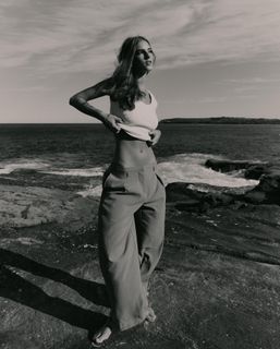 Emily Feld feet photo thumbnail