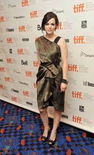 Emily Hampshire feet photo thumbnail