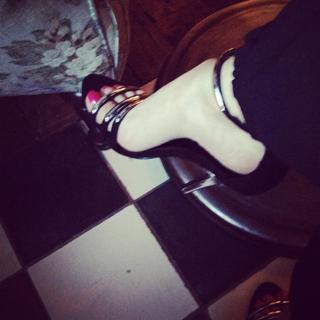 Emily Hampshire feet photo thumbnail