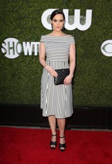 Emily Hampshire feet photo thumbnail