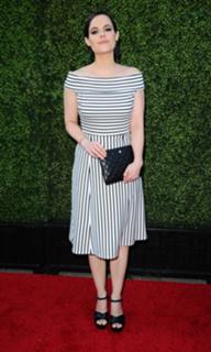 Emily Hampshire feet photo thumbnail