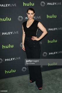 Emily Hampshire feet photo thumbnail