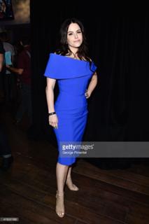 Emily Hampshire feet photo thumbnail