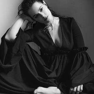 Emily Hampshire feet photo thumbnail