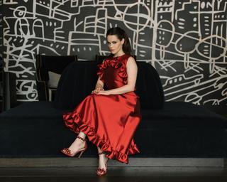 Emily Hampshire feet photo thumbnail