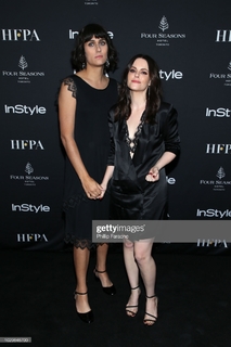 Emily Hampshire feet photo thumbnail