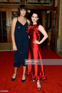 Emily Hampshire feet photo thumbnail