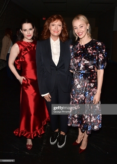 Emily Hampshire feet photo thumbnail