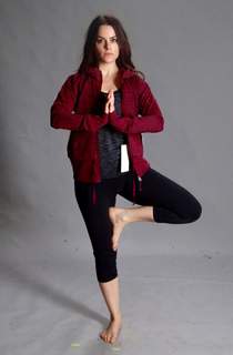 Emily Hampshire feet photo thumbnail