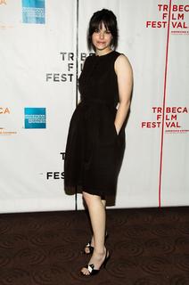 Emily Hampshire feet photo thumbnail