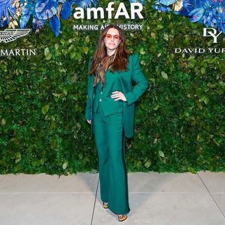 Emily Hampshire feet photo thumbnail