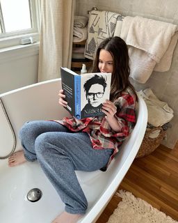 Emily Hampshire feet photo thumbnail