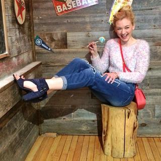 Emily Kinney feet photo thumbnail