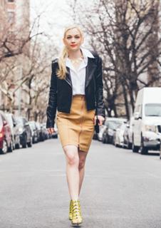Emily Kinney feet photo thumbnail