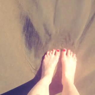 Emily Kinney feet photo thumbnail