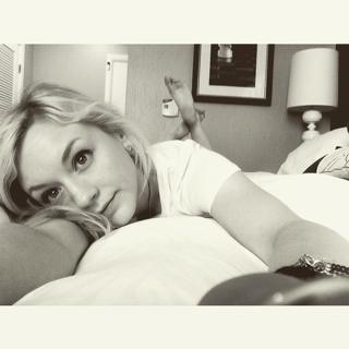 Emily Kinney feet photo thumbnail